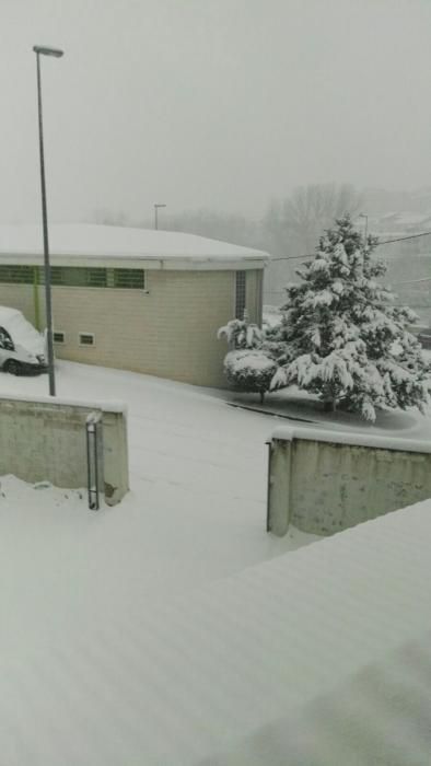 La nieve ha cubierto de blanco las calles de Bocairent.