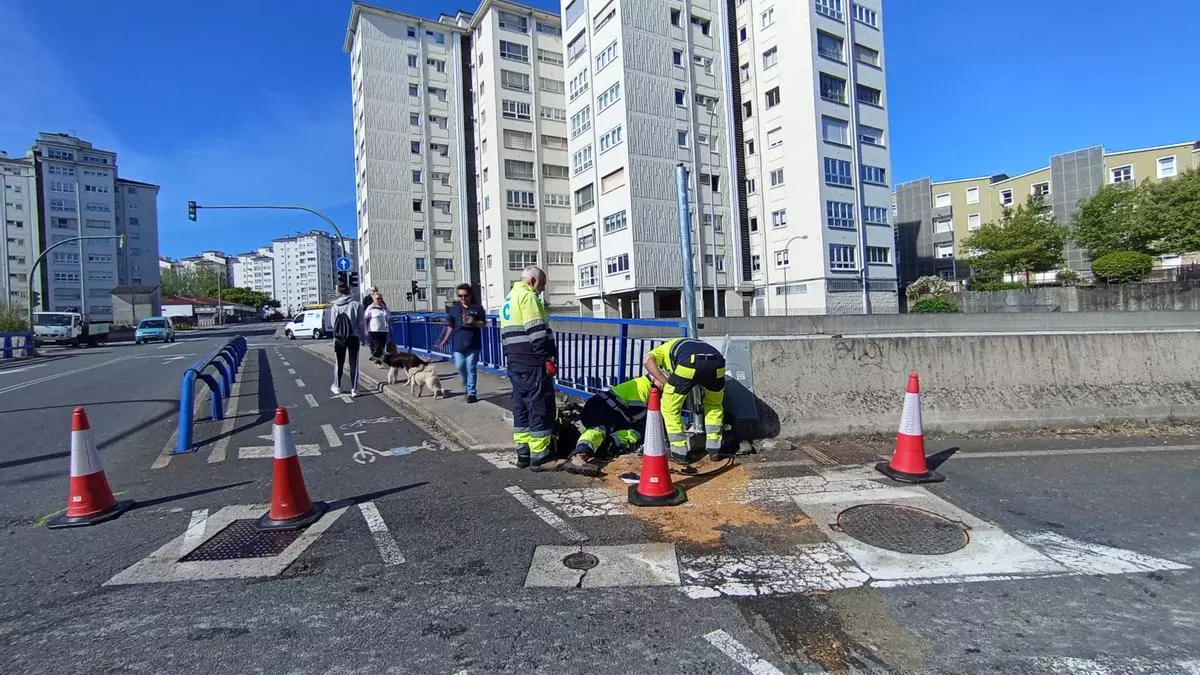 Una colisión entre dos vehículos en avenida de San Cristóbal se salda con el derribo de un semáforo y retenciones de circulación hacia Agrela