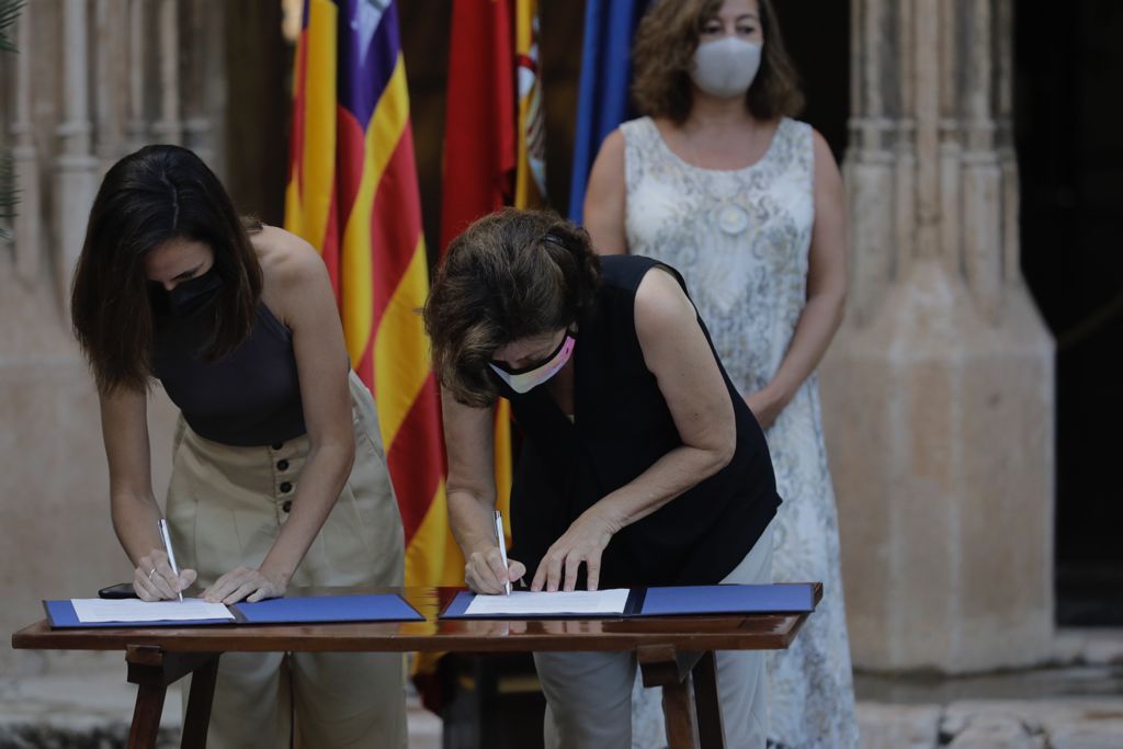 La ministra Ione Belarra firma en Palma con la presidenta Francina Armengol el convenio de transferencia de los fondos del plan de recuperación