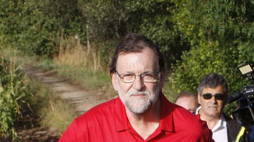 Rajoy, ayer, en su habitual caminata sabatina por las riberas del Umia.