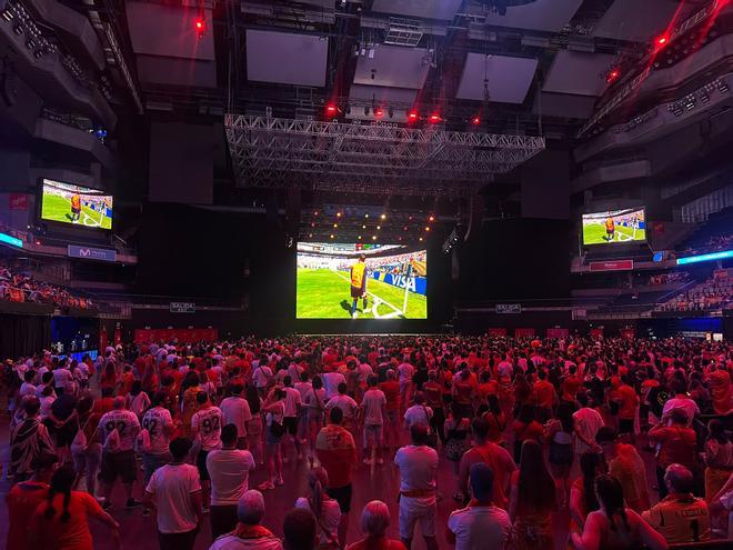 Abrazos, lágrimas y un unánime "Argentino el que no bote": así celebró el Movistar Arena la segunda estrella de España