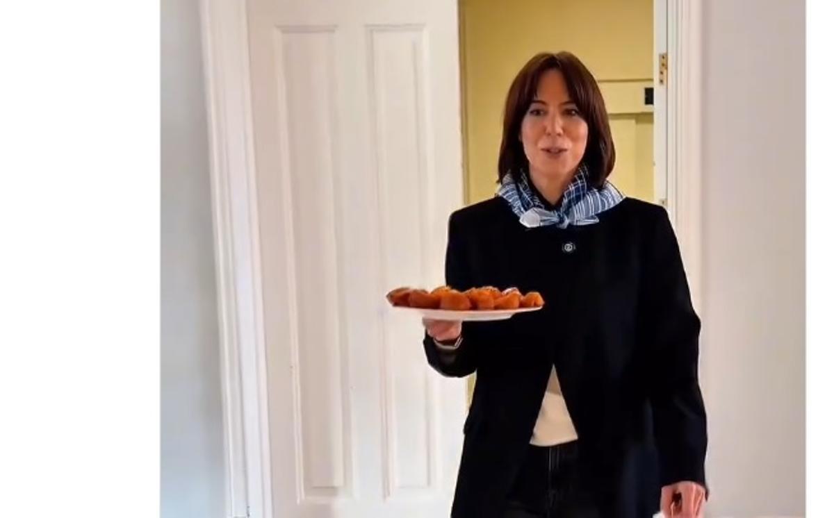 Morant lleva buñuelos para el Consejo de Ministros, este martes.
