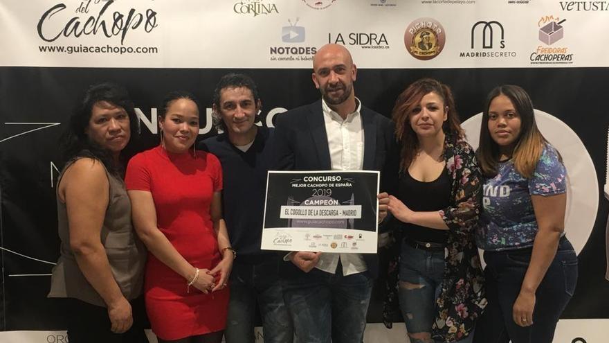 Entrega del diploma de Mejor Cachopo de España 2019 a El Cogollo de la Descarga.