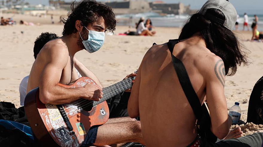 Jóvenes en una playa portuguesa, ayer // EFE