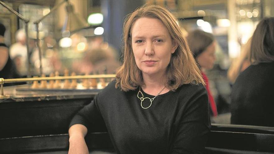 Paula Hawkins, escritora: «Que te pregunten por qué no tienes hijos es machista»