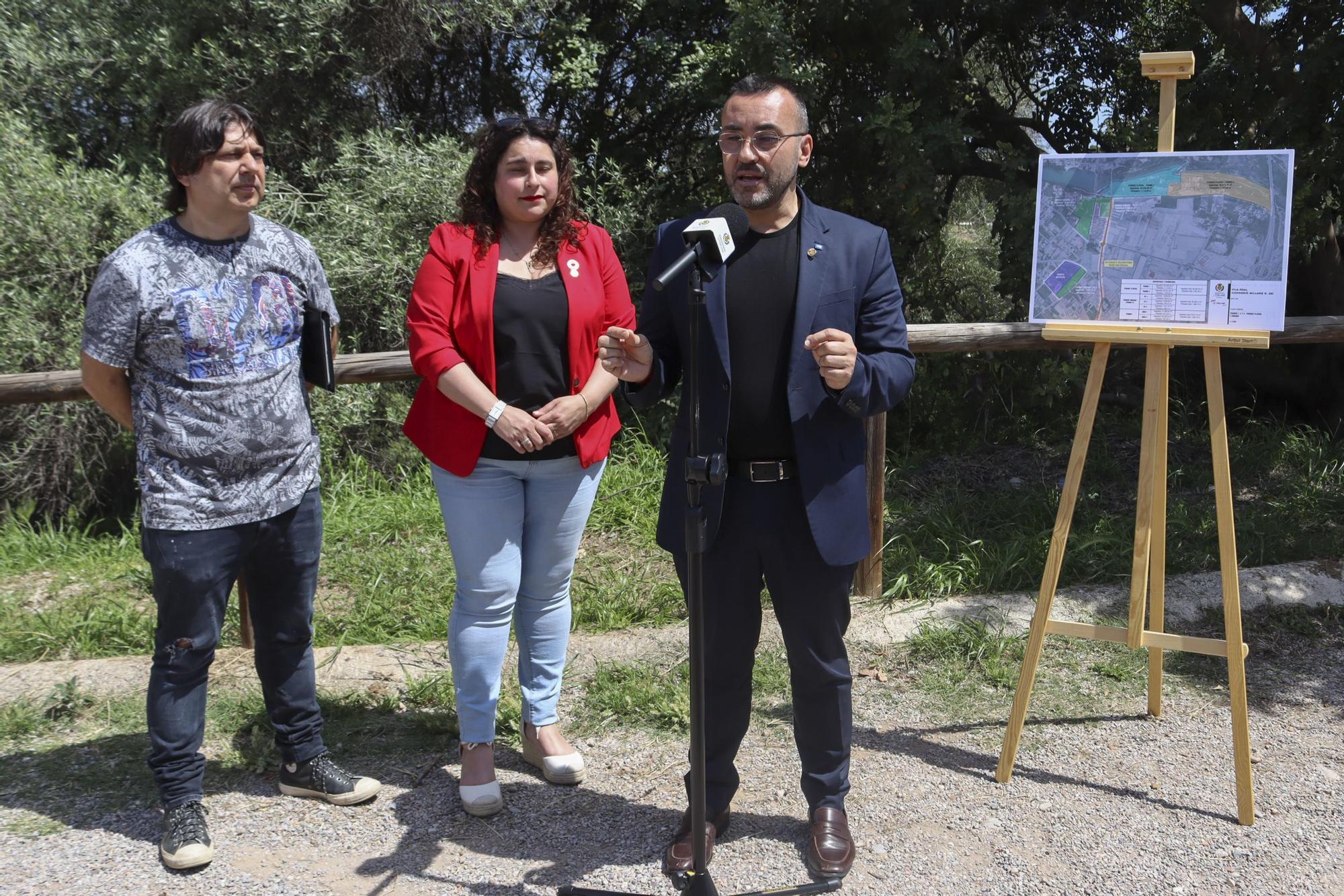 El alcalde de Vila-real, José Benlloch, explicó el proyecto de parque fluvial acompañado por los concejales Ventura Chalmeta y Caravaca.