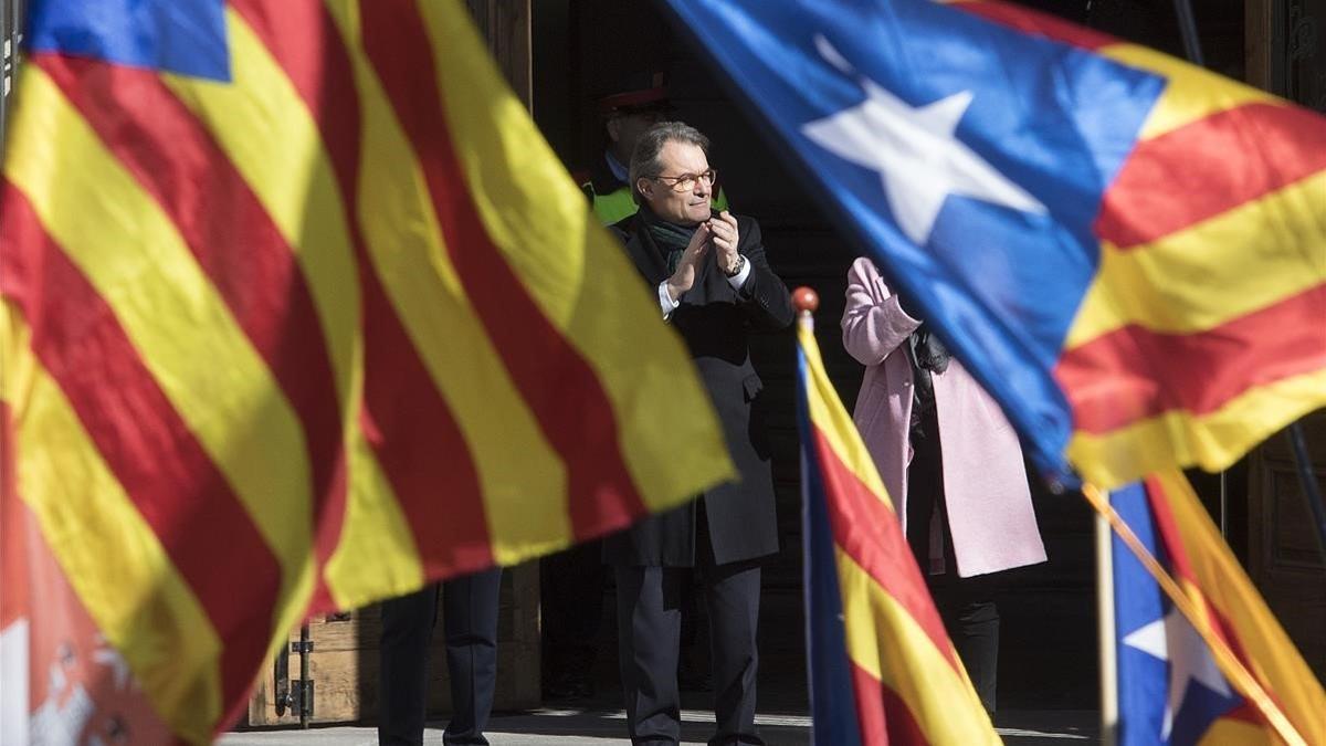 Imagen de archivo de Artur Mas saliendo del Palau de Justicia después de declarar