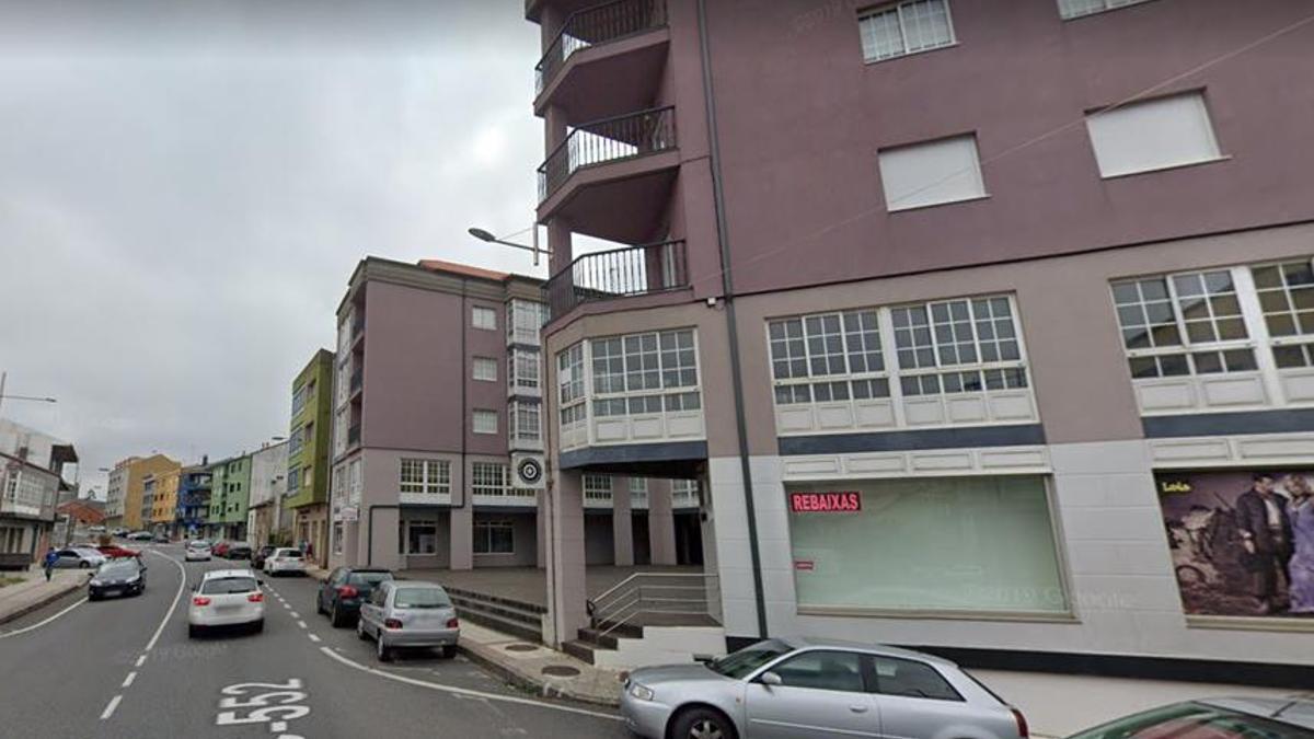 Evacúan un edificio de Baio por un incendio en el garaje que afectó a  cuatro de los vehículos estacionados