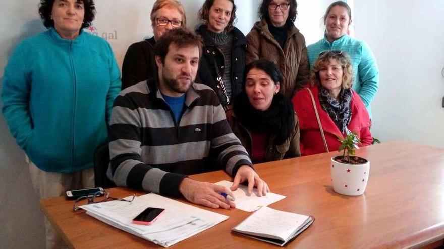 Trabajadoras del servicio de ayuda a domicilio de Betanzos y el concejal del BNG, Henrique del Río.