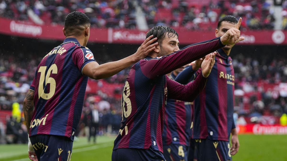 Iker Losada, del Levante UD, celebra un gol durante el partido de fútbol de la liga española, LaLiga EA Sports, disputado entre el Sevilla FC y el Levante UD en el estadio Ramón Sánchez-Pizjuán.
