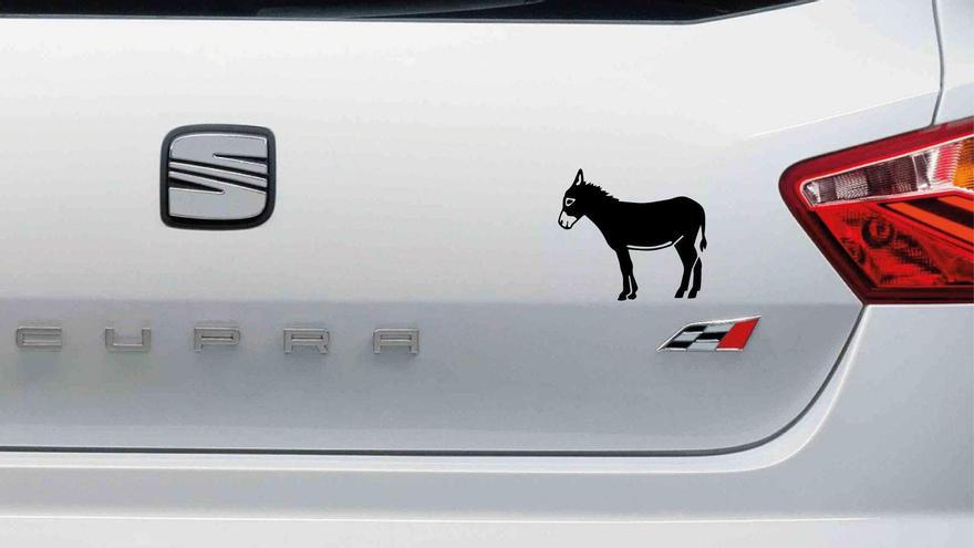 ¿Cuál es el origen de la pegatina de un burro que se coloca en la parte trasera de los coches?