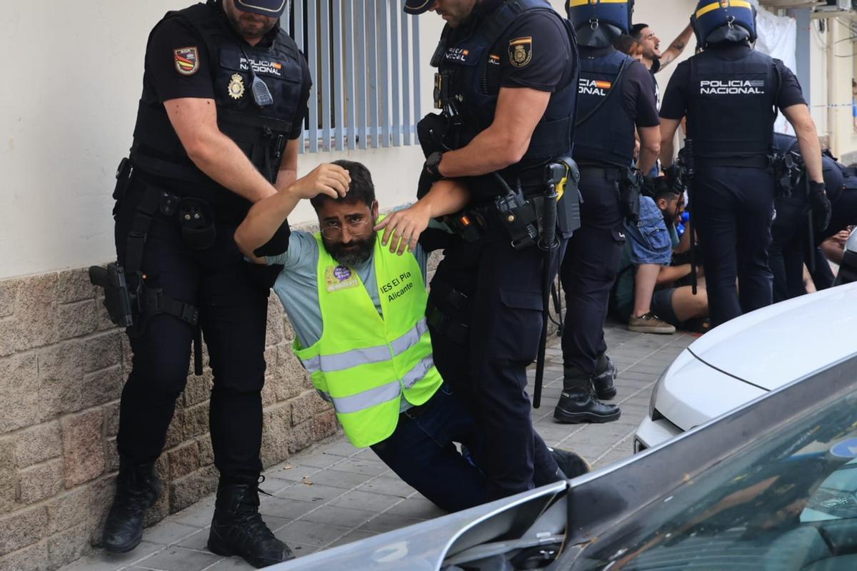 Tensión entre policías y manifestantes en un desalojo con dos menores en Alicante