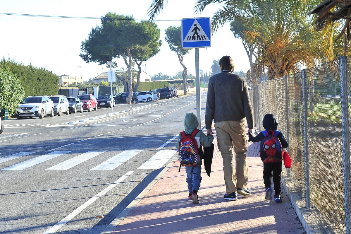 Los escolares deben atravesar la carretera para llegar al centro educativo.