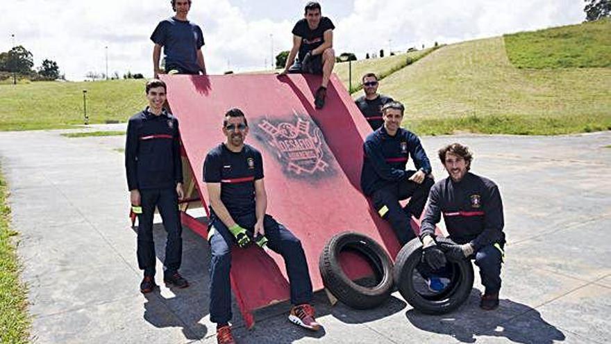 Los bomberos preparan en el parque de Bens el circuito para el desafío del sábado.