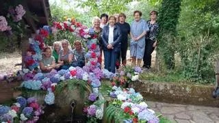 La Fuente La Carrocera ya luce engalanada en Hevia (Siero)