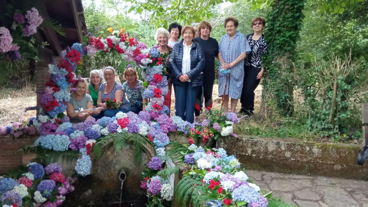 La Fuente La Carrocera ya luce engalanada en Hevia (Siero)