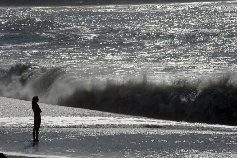 Desalojo de las playas de Riazor y Orzán