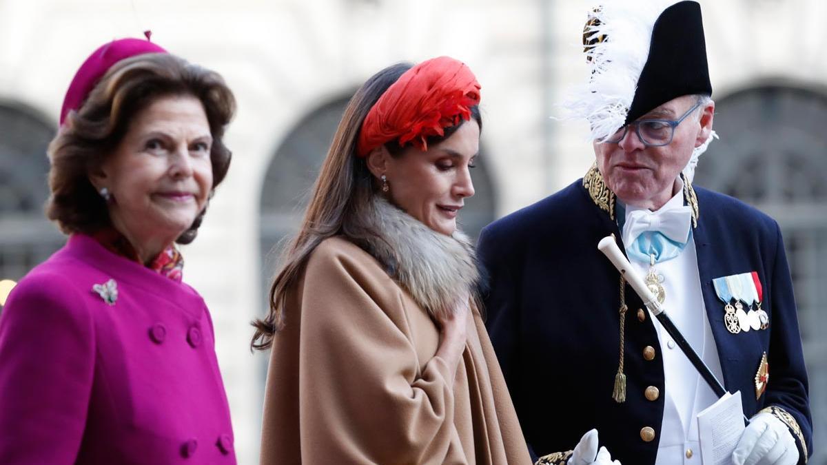 La reina Letizia, con tocado de Cherubina y capa de Carolina Herrera de estreno, en el palacio real de Estocolmo