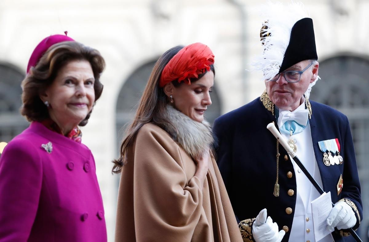 La reina Letizia, con tocado de Cherubina y capa de Carolina Herrera de estreno, en el palacio real de Estocolmo
