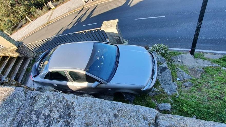 Cae con su coche por las escaleras de la ermita de A Guía tras invadir la zona peatonal