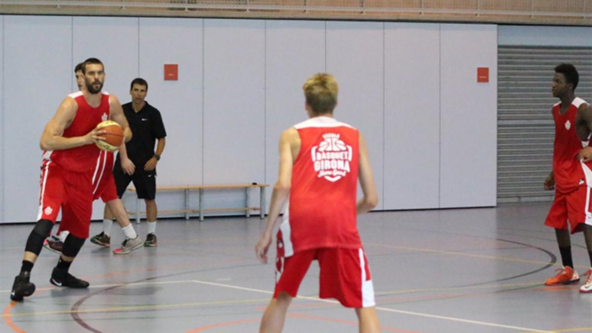 Marc Gasol, entrenando con el equipo sub18 de la Escola Bàsquet Girona