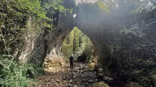Cuevas excavadas en roca, preciosos paisajes y apta para toda la familia: la ruta que no te puedes perder (a solo 20 minutos de Oviedo)
