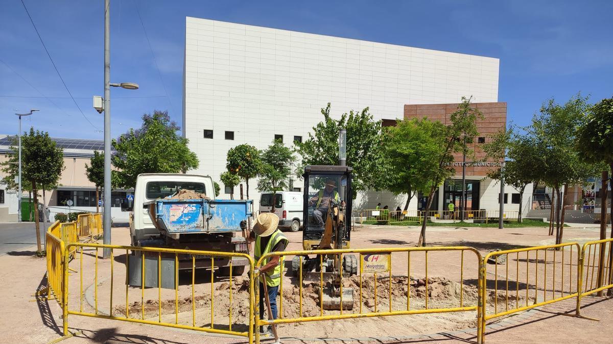 Obras de reurbanización de la plaza de la Biblioteca de Baena.