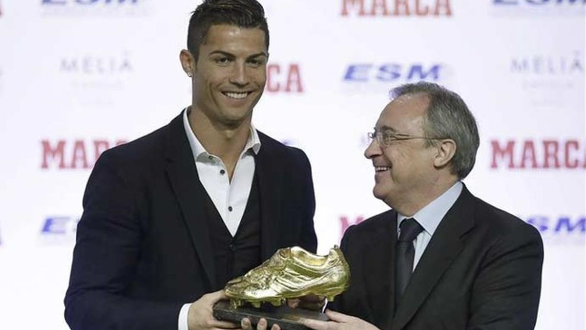 Florentino Pérez entregó la Bota de Oro a Cristiano Ronaldo