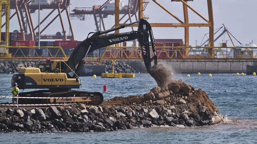 La nueva playa de Valleseco toma forma al construirse el dique y los prismas