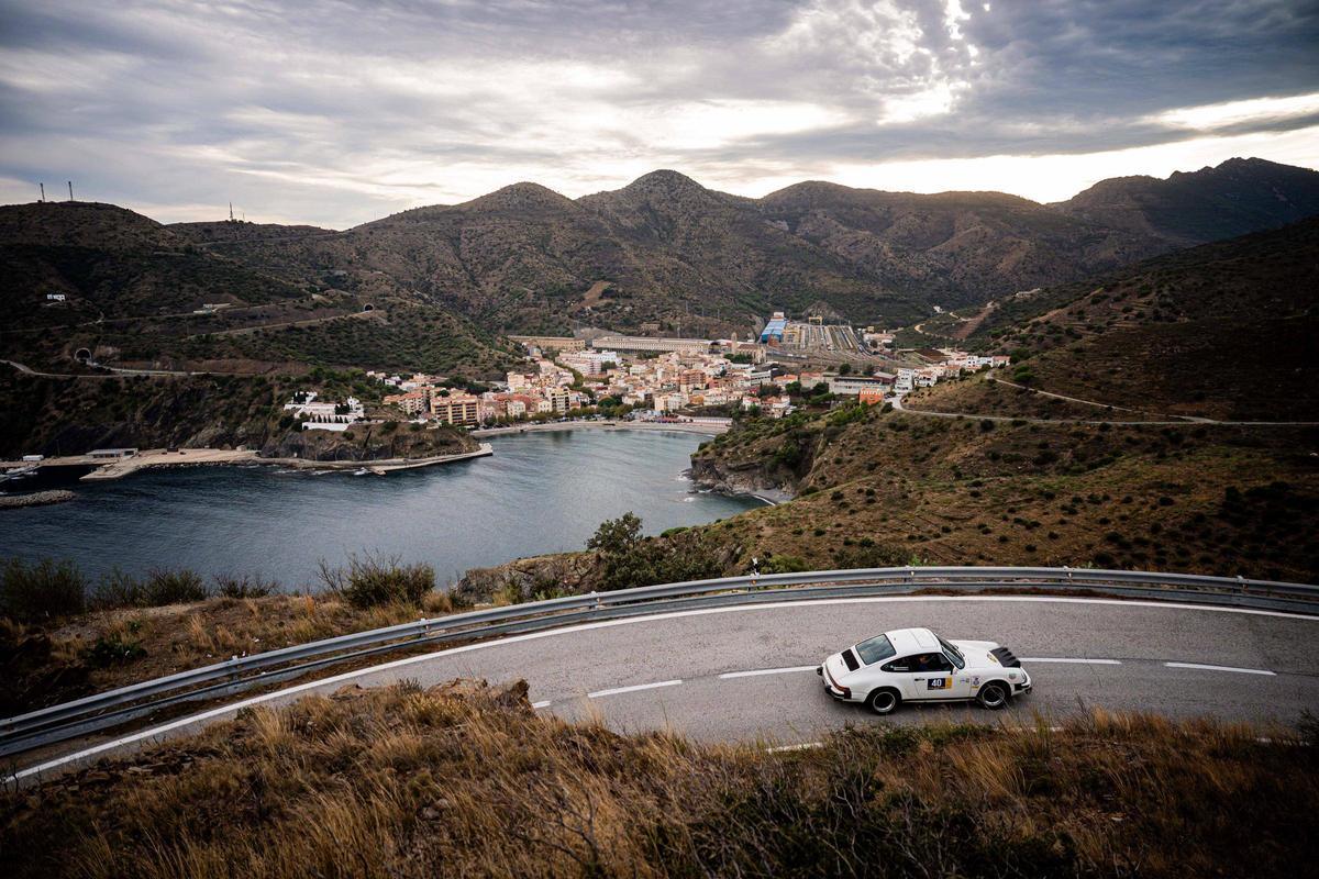 El pas d'un cotxe participant per Portbou.
