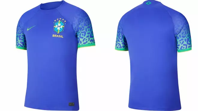 Brasil (visitante): De azul, mantiene el animal print de la local, aunque solo en las mangas y en degradado