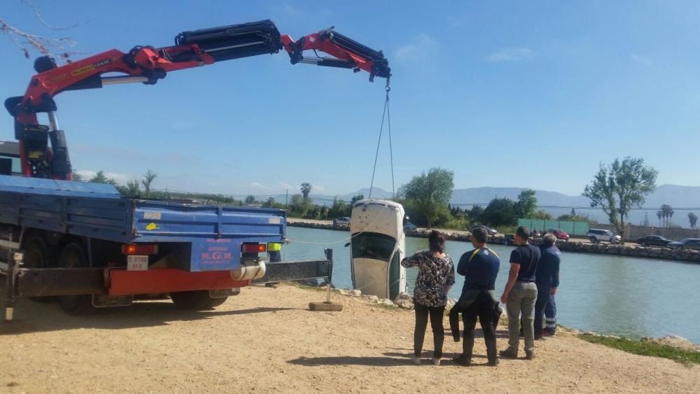 Cae un coche a las aguas del Xúquer por un descuido