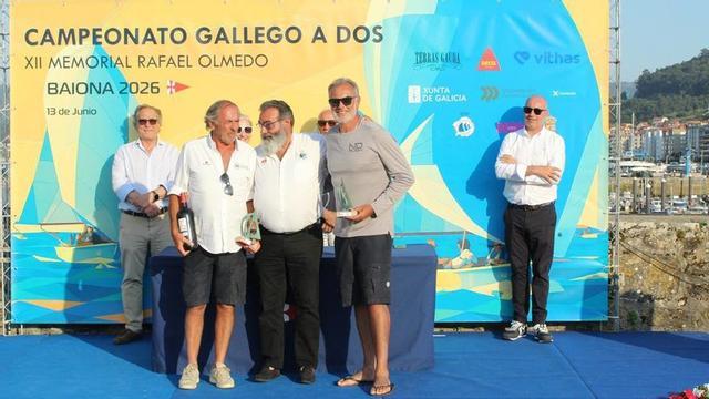 Rui Ramada y Miguel Torrao reciben el trofeo de campeones gallegos. | FDV