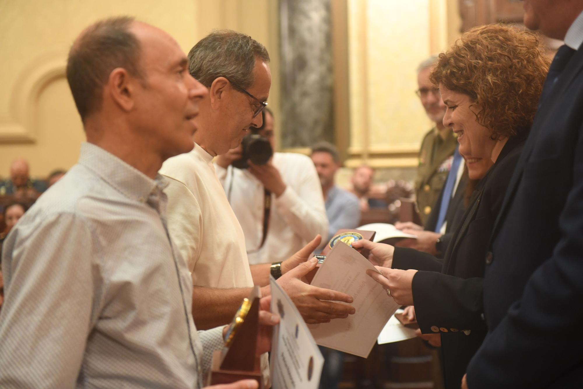 Homenaje a los policías locales de A Coruña que llevan 20 años en el cuerpo