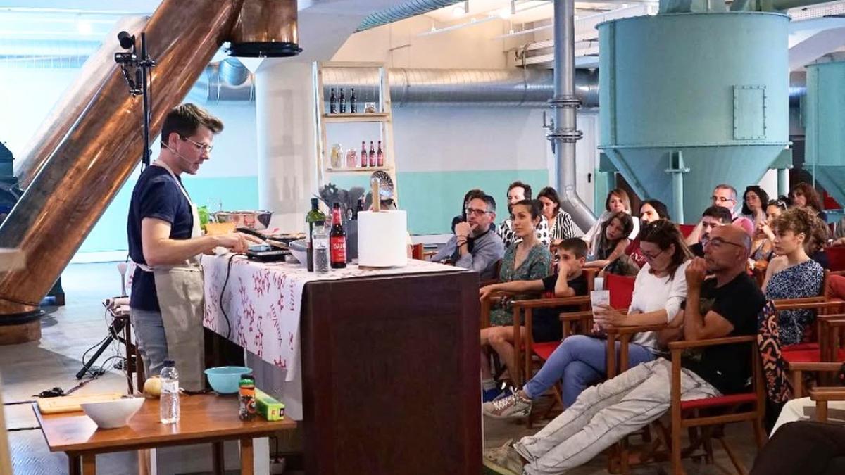 Mateo Sierra en un evento cocinando