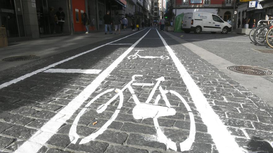 Rúa Nova estrena carril bici para conectar los Cantones y el paseo marítimo de A Coruña