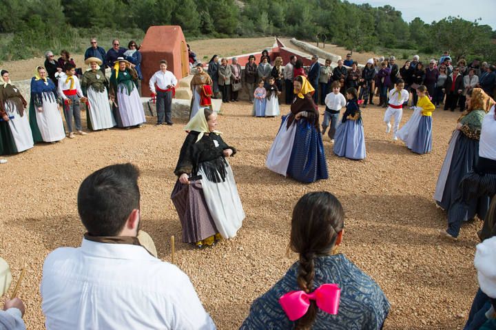 Decenas de personas asisten a la 'ballada' con la que se inaugura la restauración de este pozo del siglo XVIII ubicado en ses Salines