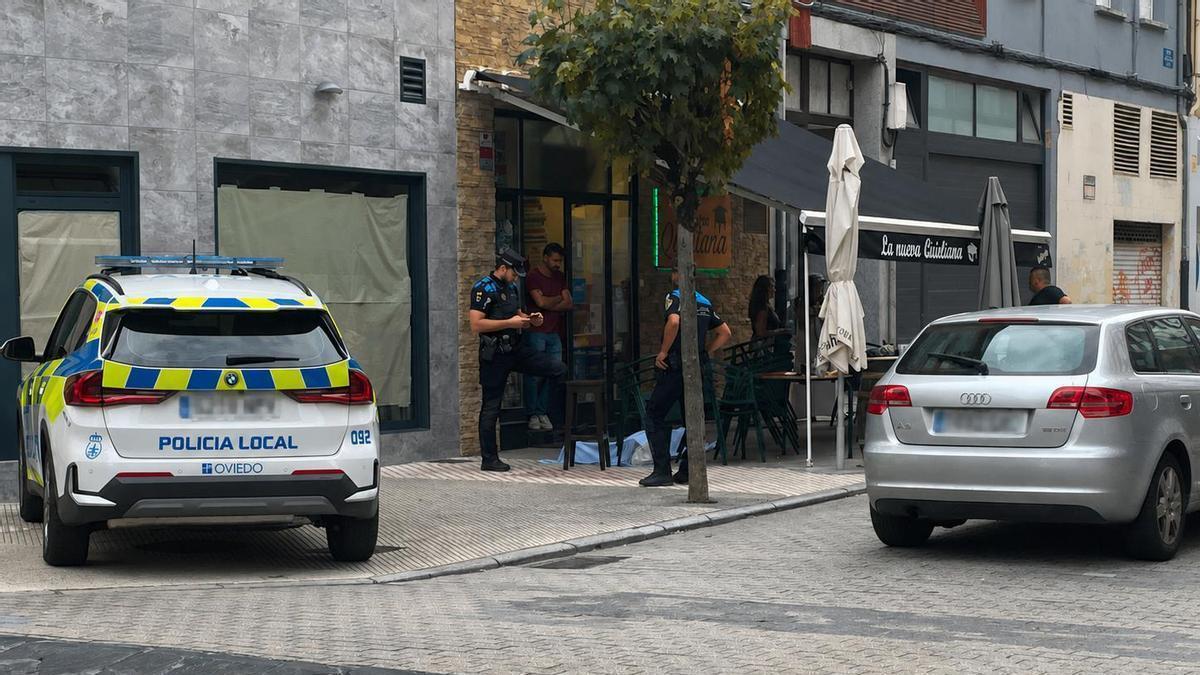 Los agentes de la Policía Local en el lugar de los hechos.