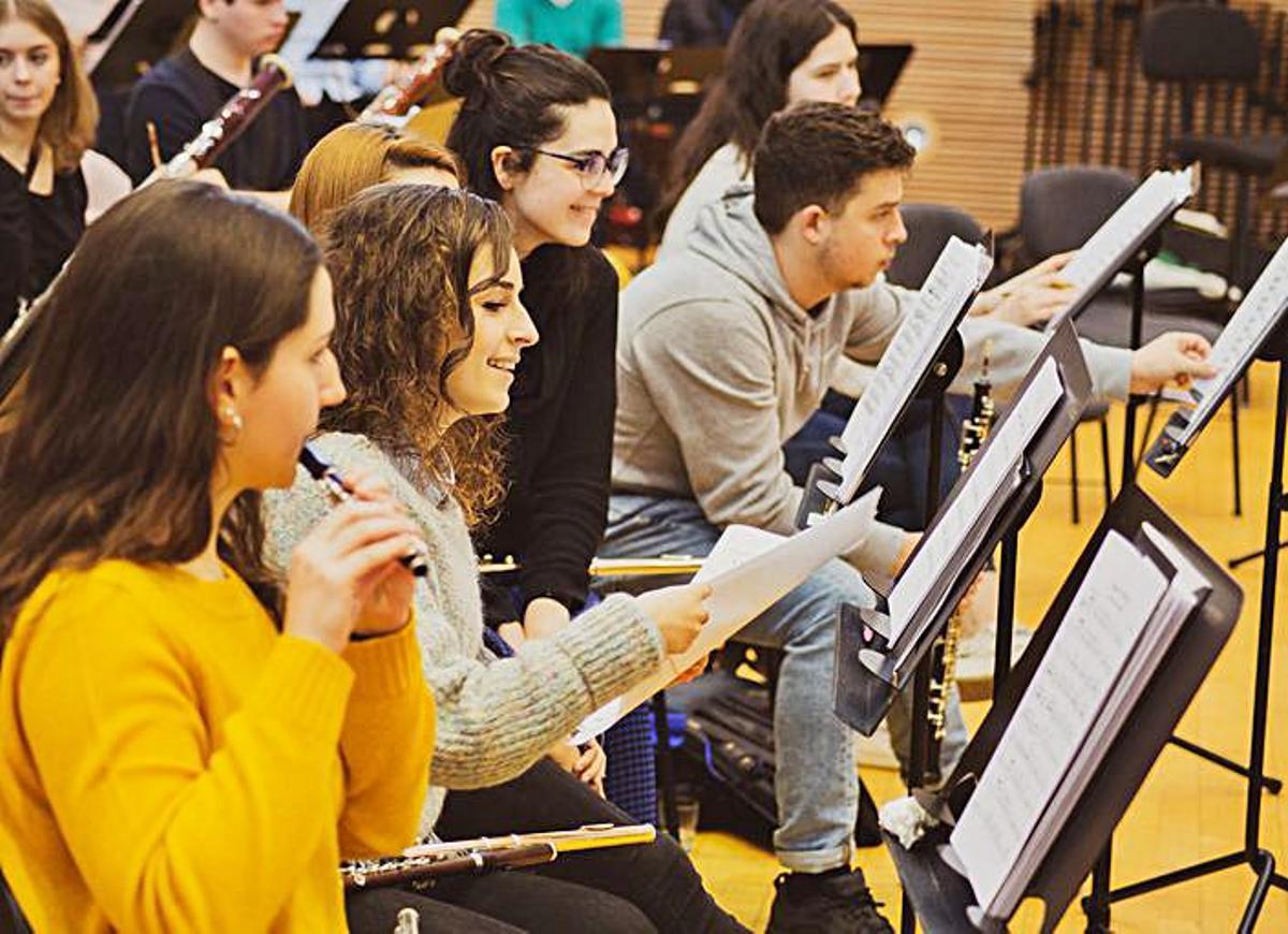 Un any des que les societats musicals van fer sonar el cor d’un continent
