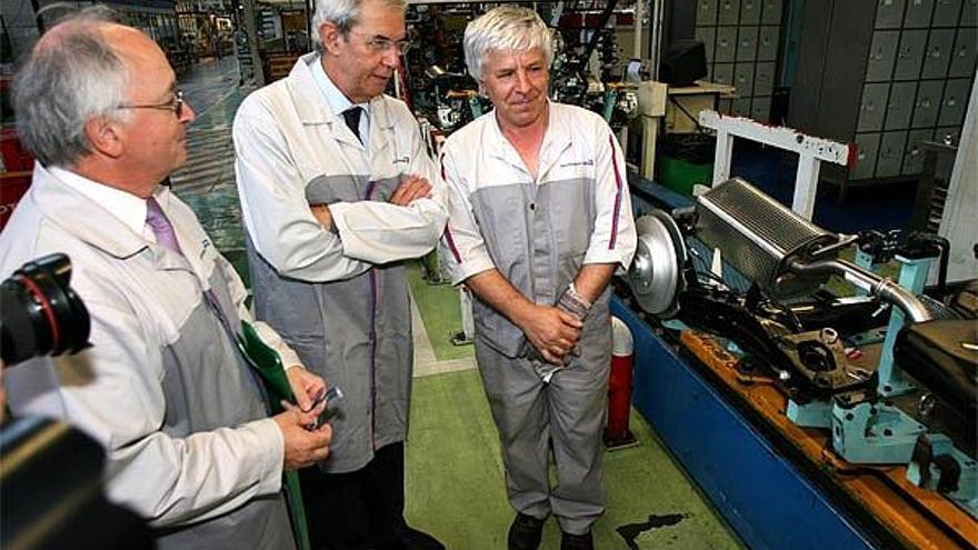 El presidente de la Xunta conversa con uno de los trabajadores de Citroën en presencia de Pierre Ianni.