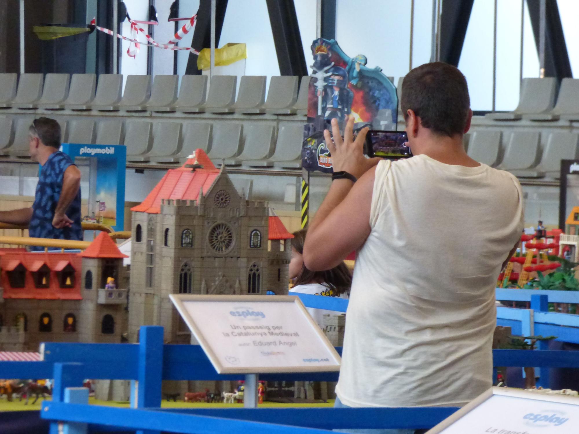 Els clicks arriben a Sant Pere Pescador en la seva primera Fira de Playmobil