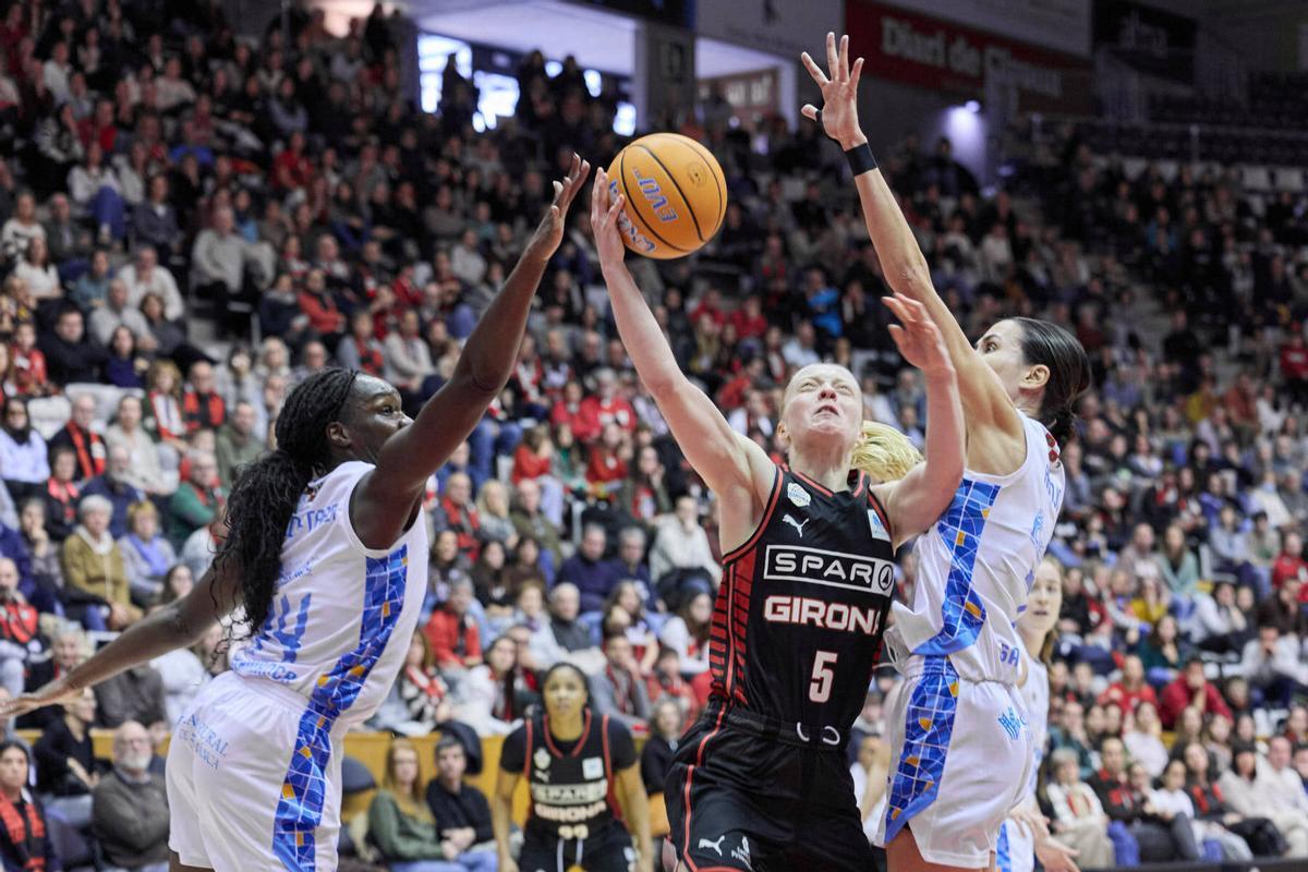 Klara Holm, entre dues jugadores de Perfumerías Avenida en el clàssic de Fontajau del mes de gener.