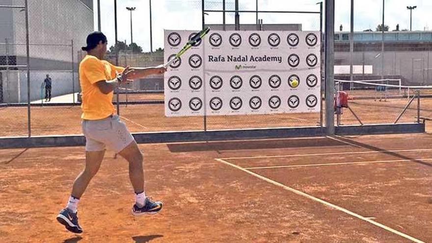 Rafel Nadal golpea la bola en uno de sus últimos entrenamientos en Manacor antes de viajar a París.