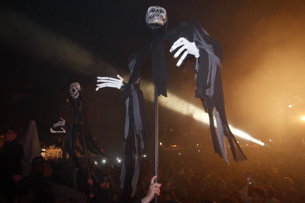 Comediants engalana l''escalinata de la basílica de Sant Feliu