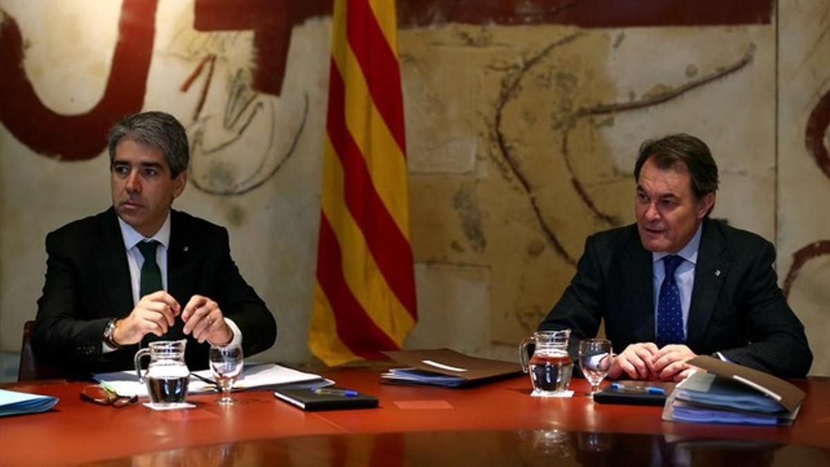 El portavoz del Govern, Francesc Homs, y el 'president', Artur Mas, en la reunión del Consell Executiu.