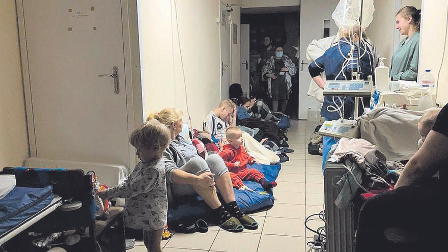 Niños en el refugio de un hospital pediátrico de Kiev (Ucrania).