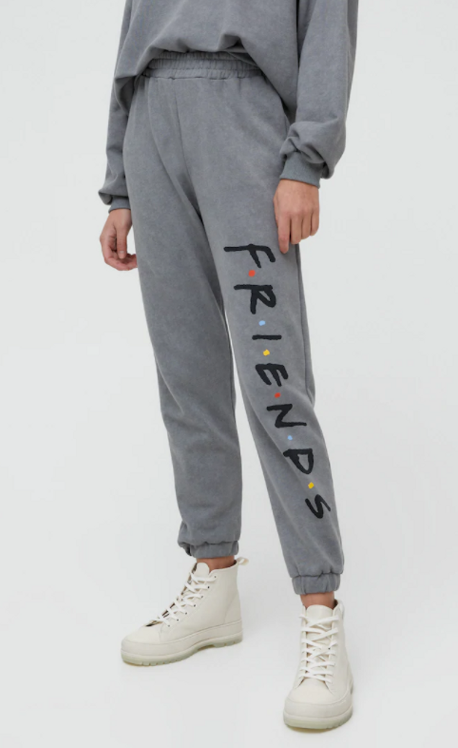 Jogger de Pull&amp;Bear con serigrafía de 'Friends'