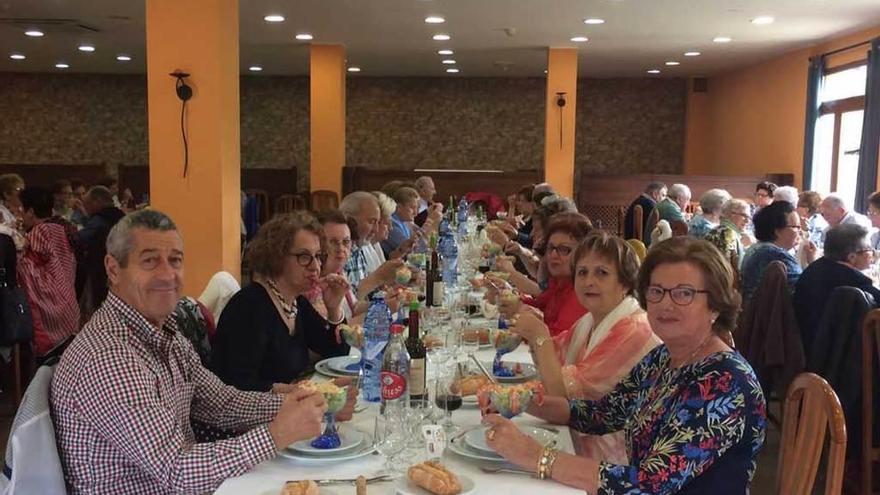 Los jubilados de Arriondas celebran con una comida el Día del Trabajo