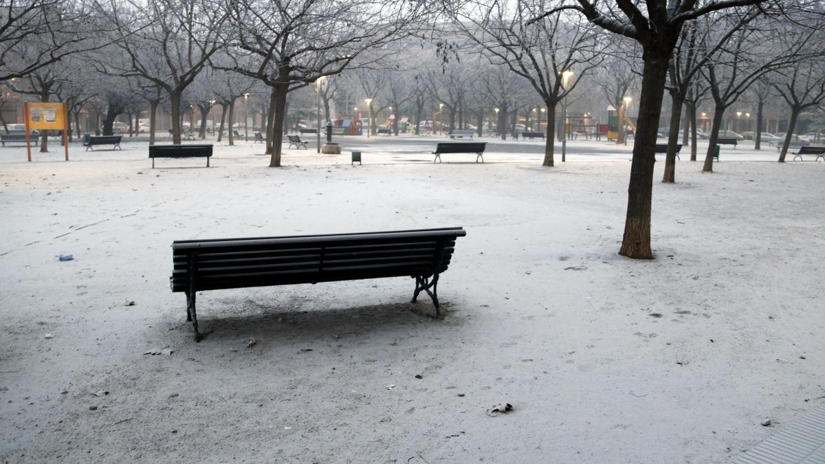 Imatge de la plaça de les Magnòlies de Lleida completament gebrada