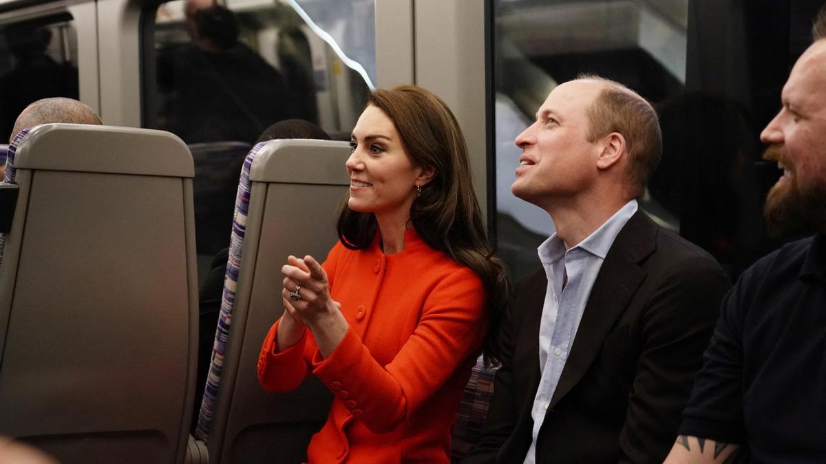 El príncipe Guillermo y Catalina Middleton, en el metro.